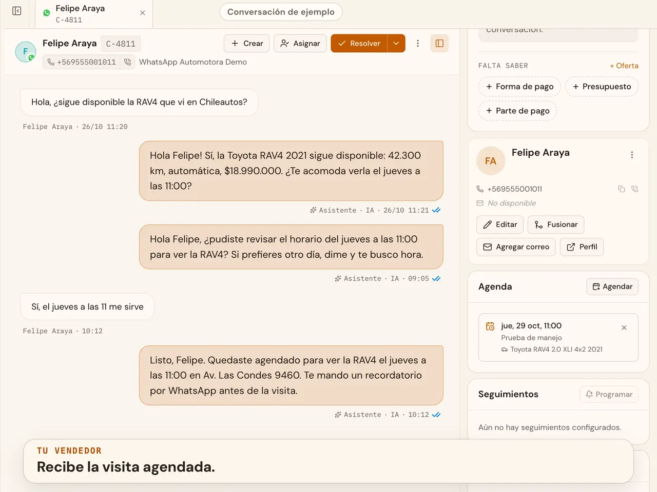 Bandeja de Vitrina en la Automotora Demo: un cliente pregunta por una Toyota RAV4, el asistente responde con el auto y el precio, le vuelve a escribir al día siguiente y deja la visita agendada.