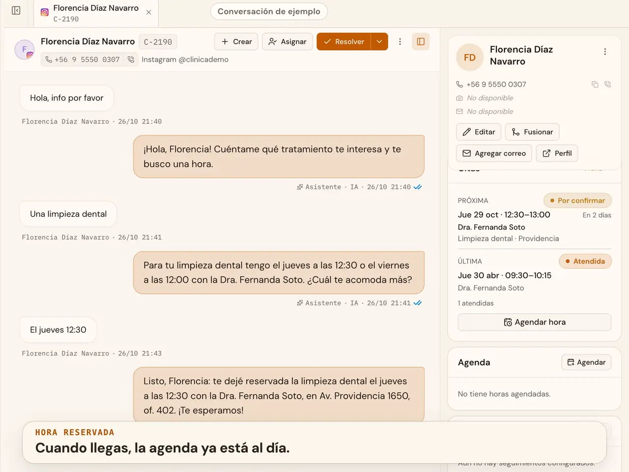 Conversación de Instagram en la Clínica Demo: una paciente escribe «info» a las 21:40, el asistente pregunta el tratamiento, ofrece dos horas reales y deja la hora reservada.